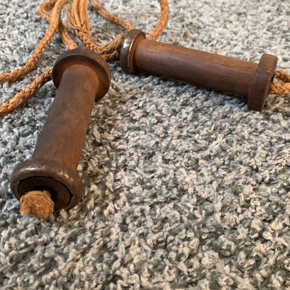Vintage Antique spool and jute jump rope - Picture 2 of 3